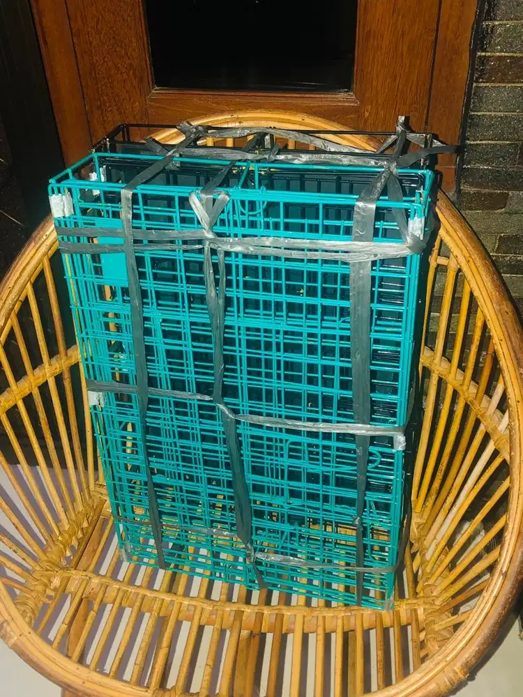 Kandang kucing warna hijau dan hitam