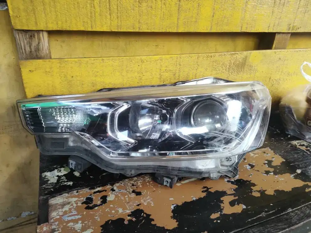 Lampu depan ertiga ORI 2022 kanan