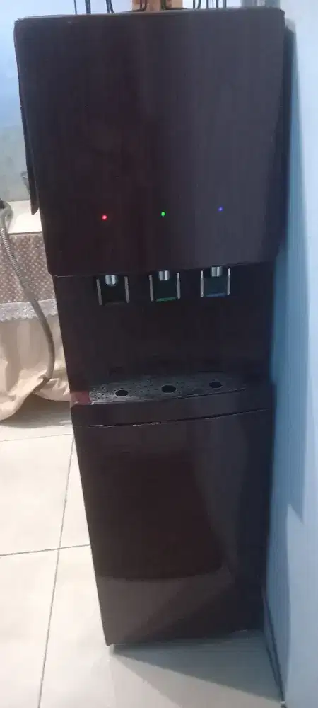 Jual dispenser Polytron galon bawah panas. Air normal dan dingin