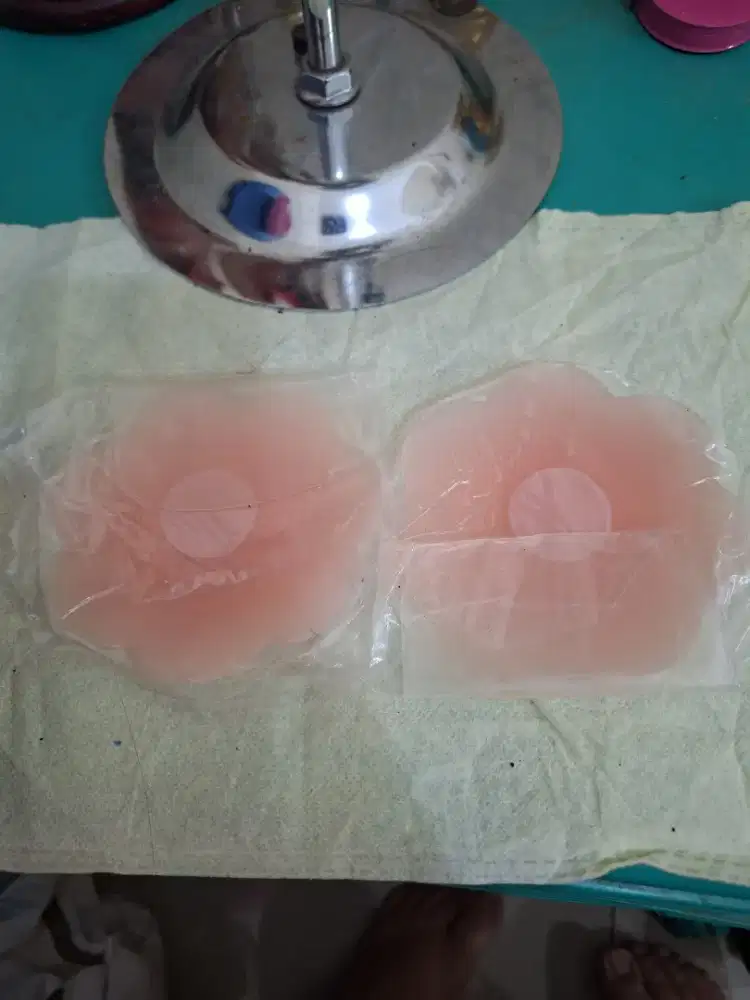 Penutup nipple warna pink 
Bahan terbuat dari silikon 
Limited edition