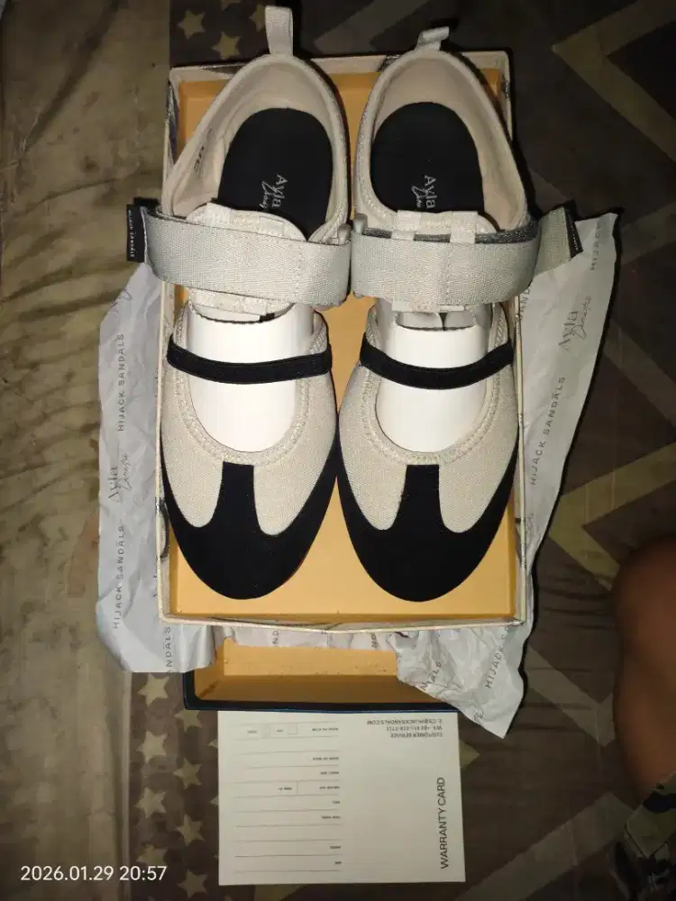 DI JUAL HIJACK SANDALS TWYLA SPUTNIK 100% ORIGINAL (BOLEH CHEK),