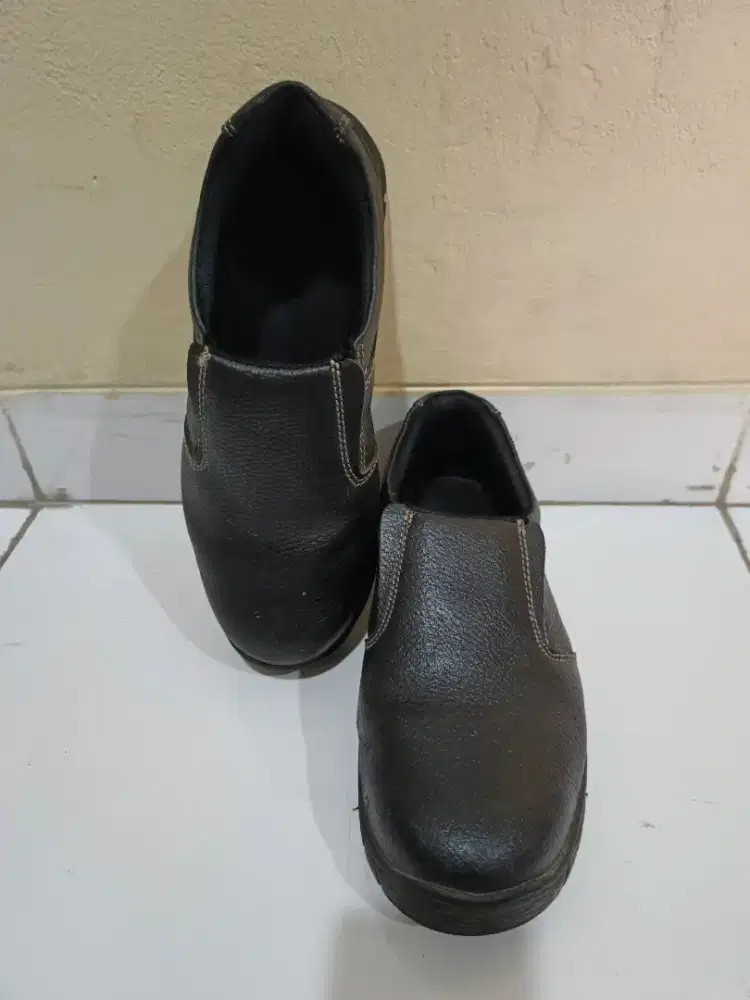Sepatu safety standar SNI