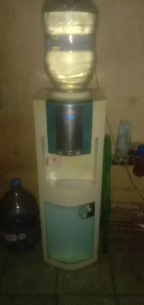 Dispenser polytron kompresi dingin galon atas