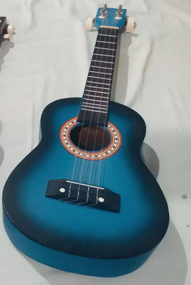 Jual 2 gitar ukulele kondisi mulus sangat bagus jarang pakai murmer