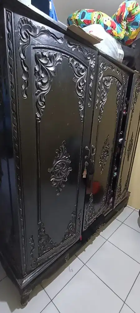 Lemari ukir kayu jati hitam