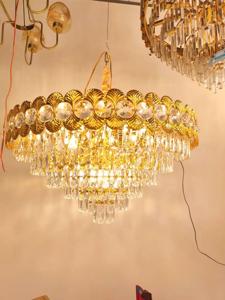 Host live wanita tiktok untuk toko lampu hias