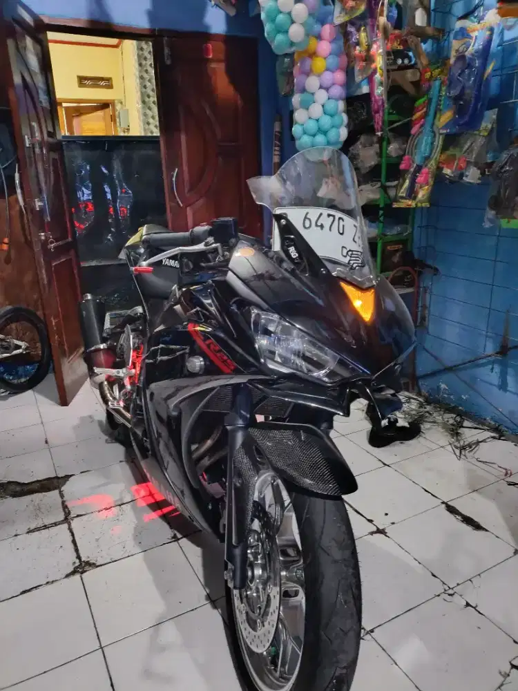 Yamaha R25 tahun 2015 warna hitam
