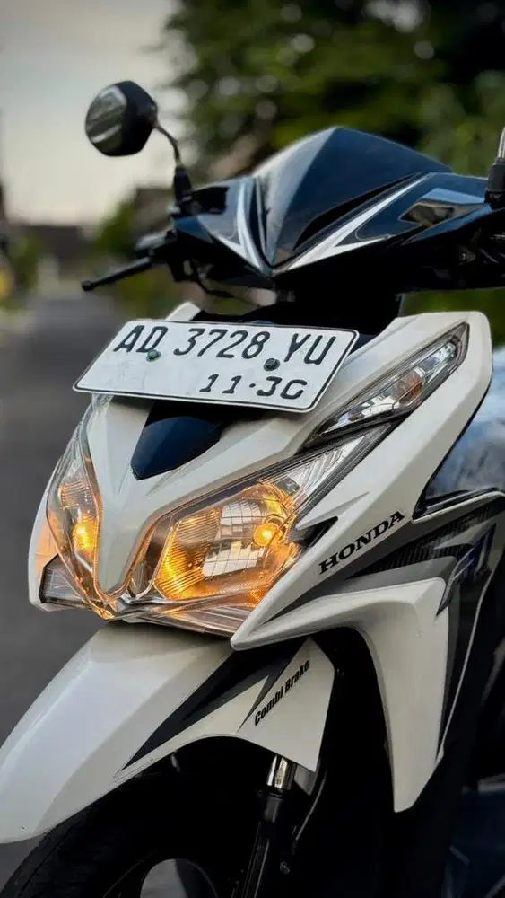 HONDA VARIO 125 CBS ISS PUTIH FAVORIT