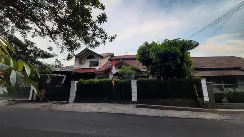 For sale rumah lokasi strategis pinggir jalan