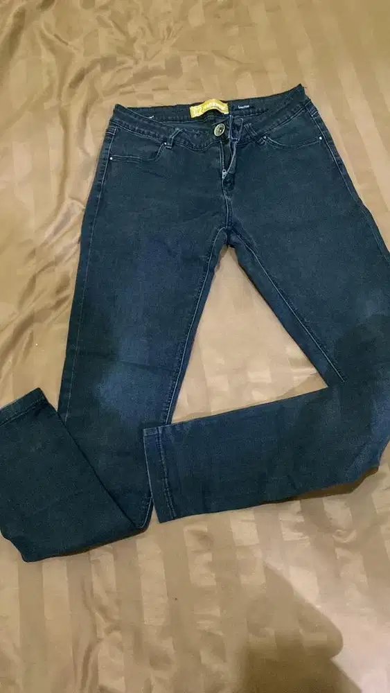 Celana panjang logo dan c2