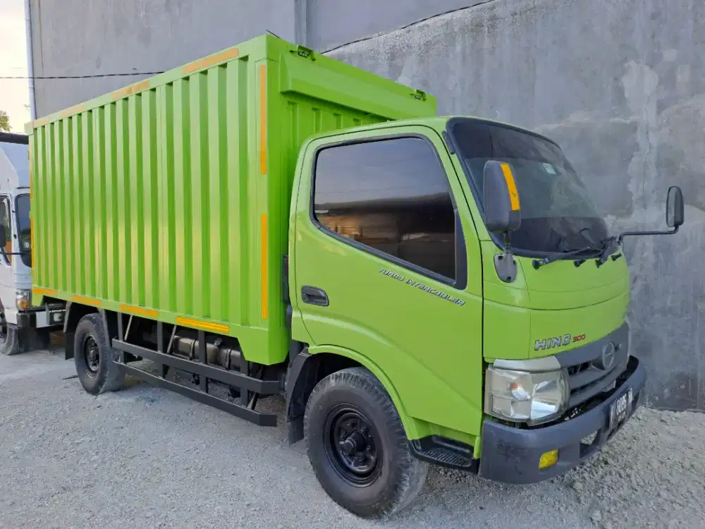 Hino dutro box engkel long 110sdl 2017