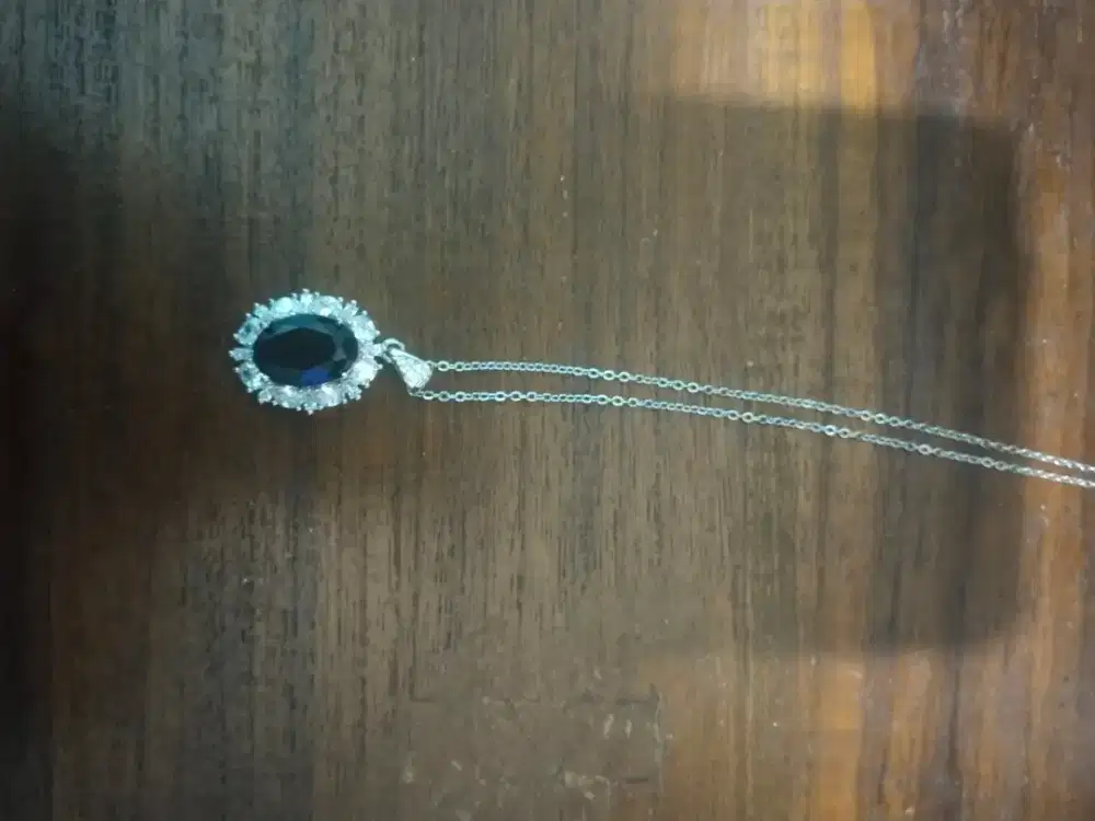 Kalung liontin hijau emerald & blue safir