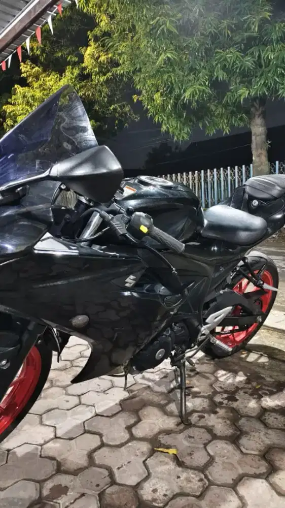 DIJUAL SUZUKI GSX R150 HITAM