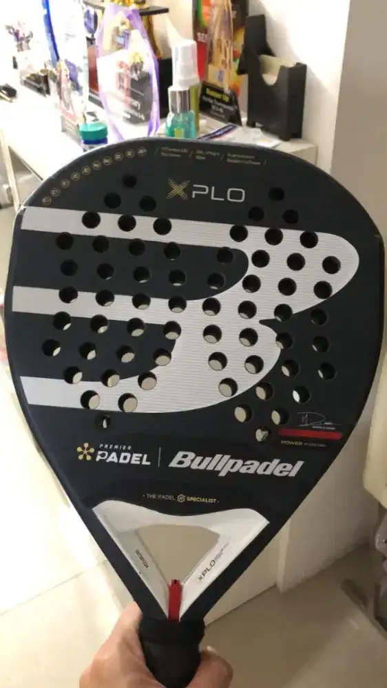 Like new, beli harga 5.8juta racket only...