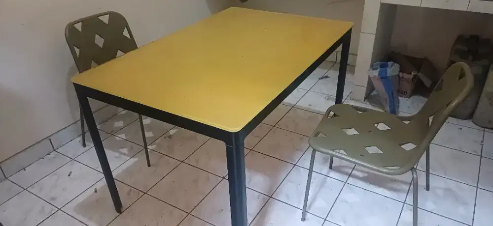 meja makan kaca dan kursi