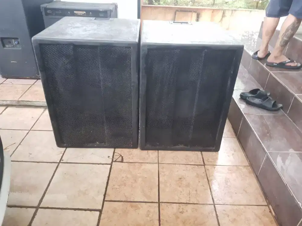 Sepasang speaker sub 18 inch peavey pro18 box triplek tebal