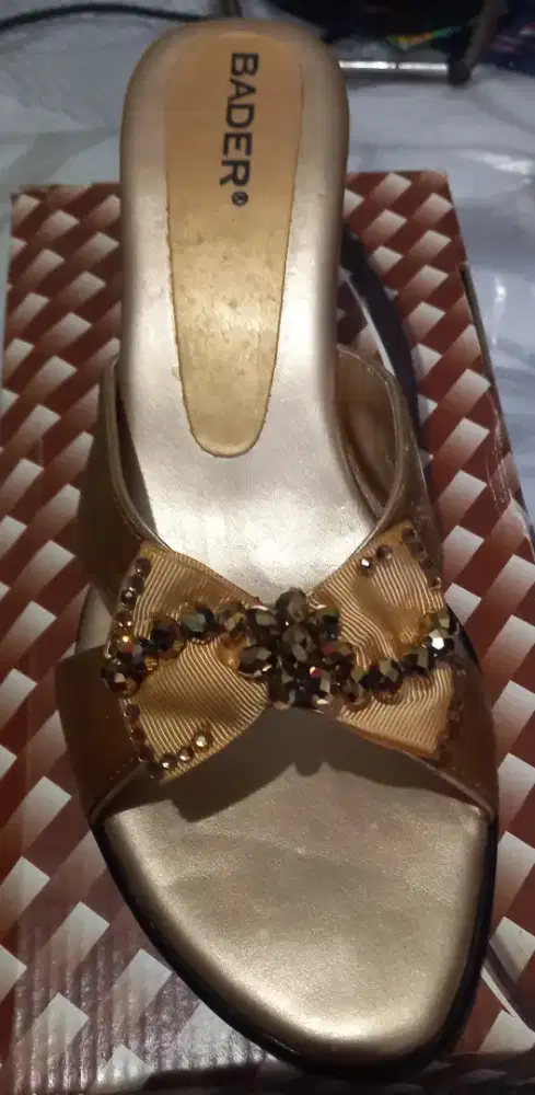 Sepatu sandal merk bader original warna gold ukuran 42
