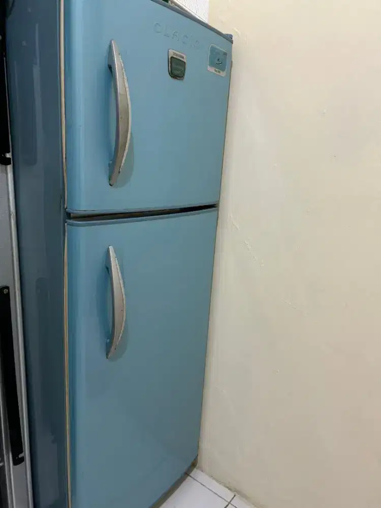 Kulkas thosiba dua pintu