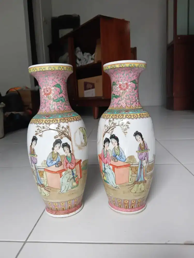 Sepasang vas porselen Cina Famille Rose