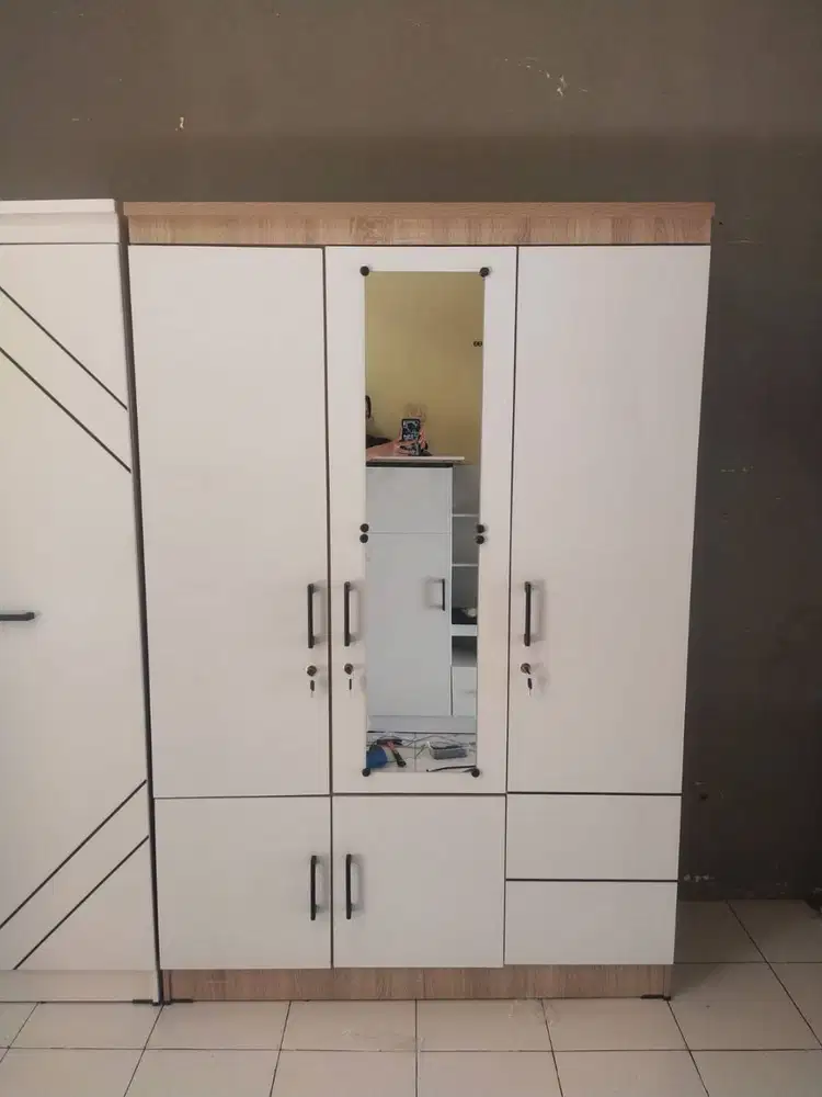 DISKON ! LEMARI PAKAIAN 3 PINTU BANYAK RAK SALE