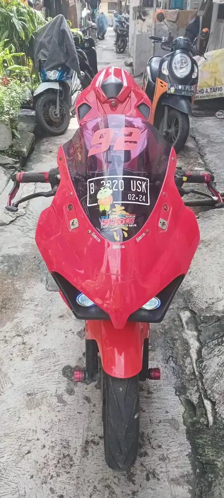 Suzuki Gsx , Surat Surat hidup, pemakaian pertama.