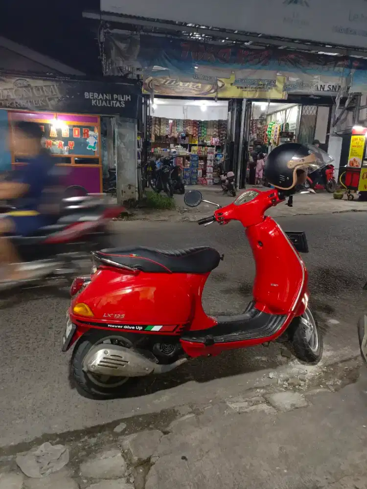 Vespa LX 125 Merah