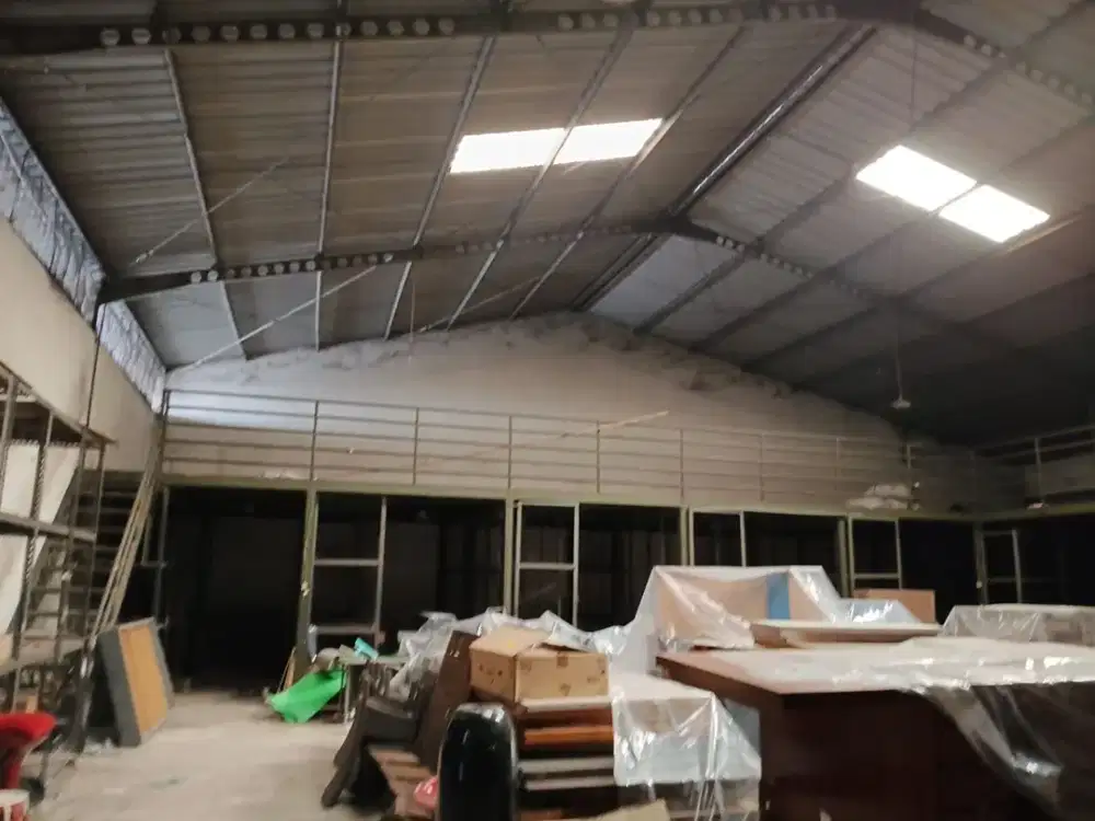 bangunan kantor dan gudang di tengah kota bandung