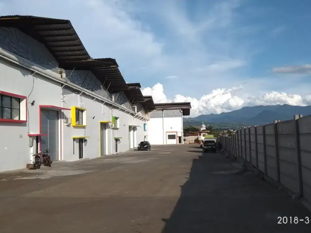 Gudang Luas Kontainer bisa Masuk  Akses Jalan Raya Dekat TOL Sentul