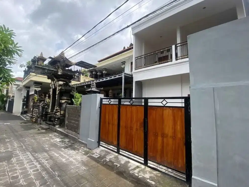 Dijual rumah 2 lantai Baru renovasi dan siap huni Lokasi di jln merpati