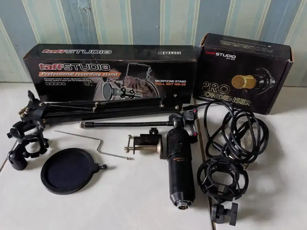 Stand dan Mic untuk konten