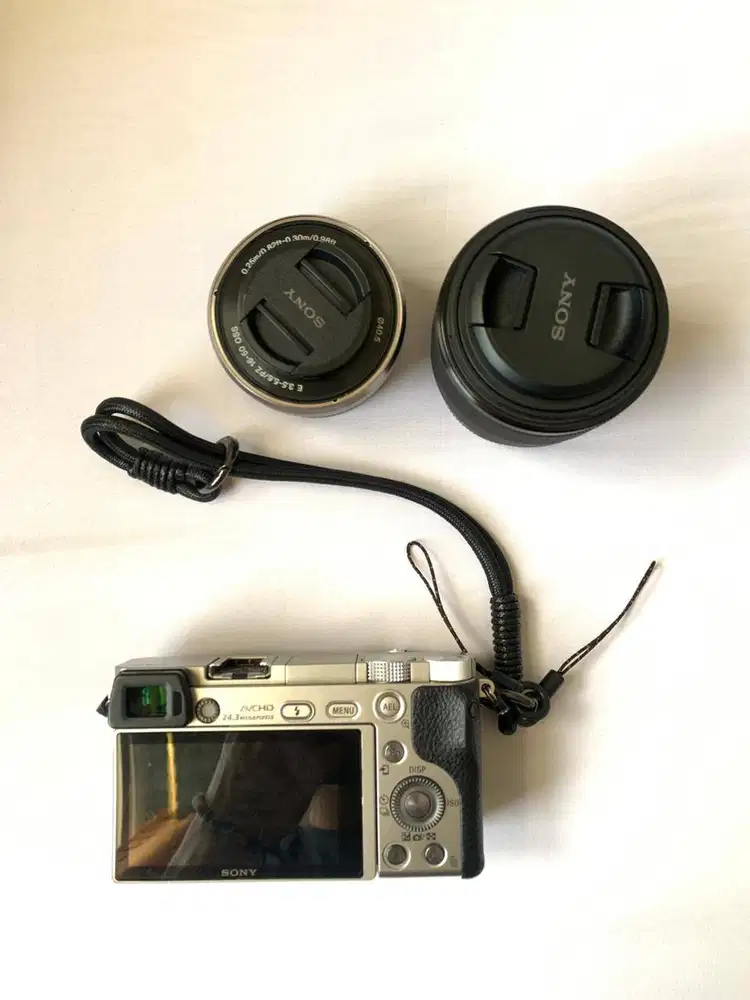 Sony a6000 + Lensa Kit 16-50mm + Lensa Sony 50mm f/1.8 – Mulus, Normal