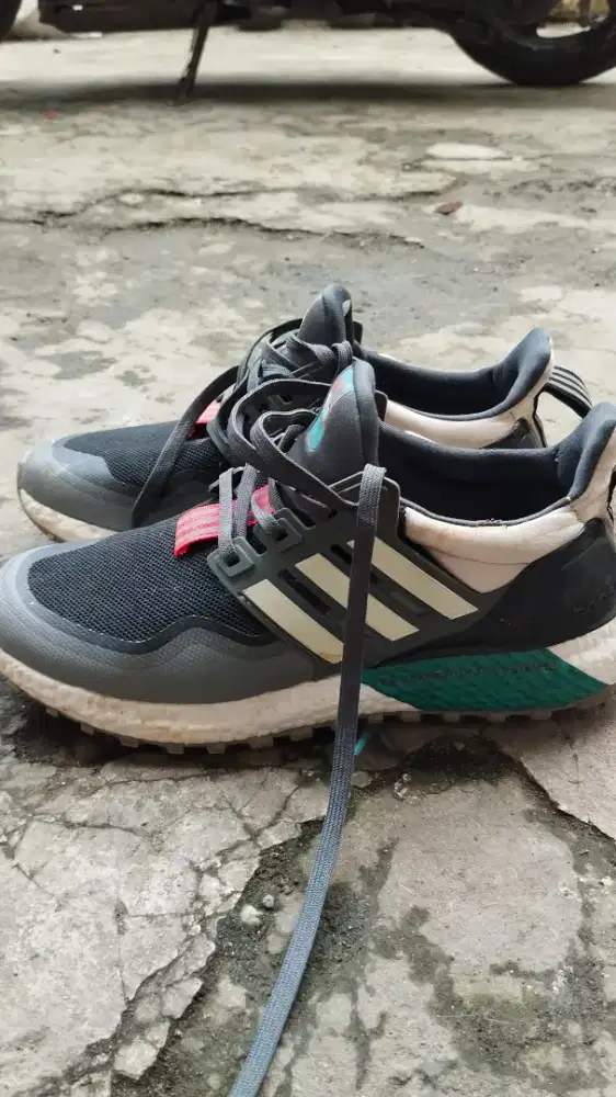SEPATU TRAIL RUN Adidas