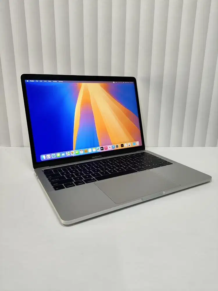 Macbook Pro 2019 touchbar silver, intel core i5, 8/256,
