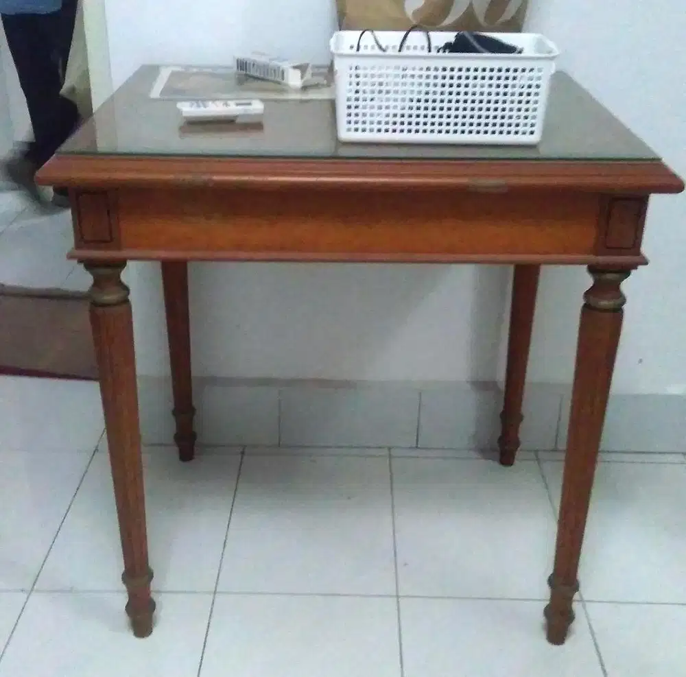 Meja kayu segiempat dengan alas kaca