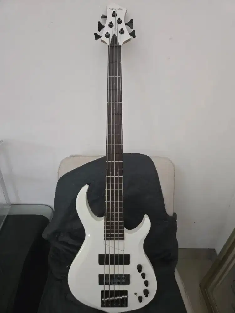 Marcus Miller Bass 5 Strings