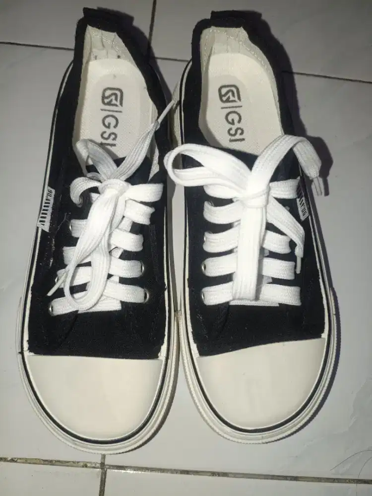 Sepatu sneakers kanvas GSI KOREA size 40 insole 24,5cm