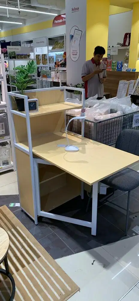 Meja kantor minimalis