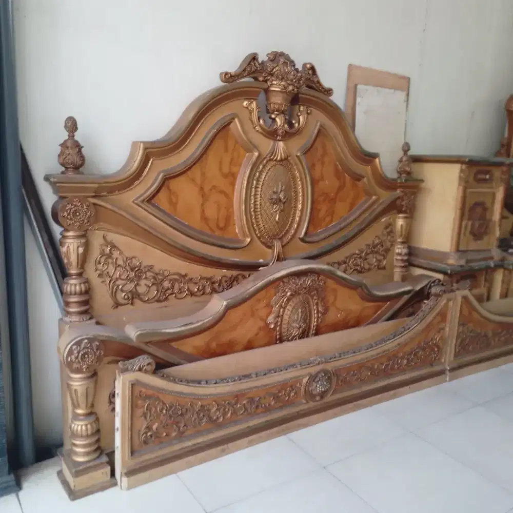 Dijual 1 Set Ranjang + Meja Kaca