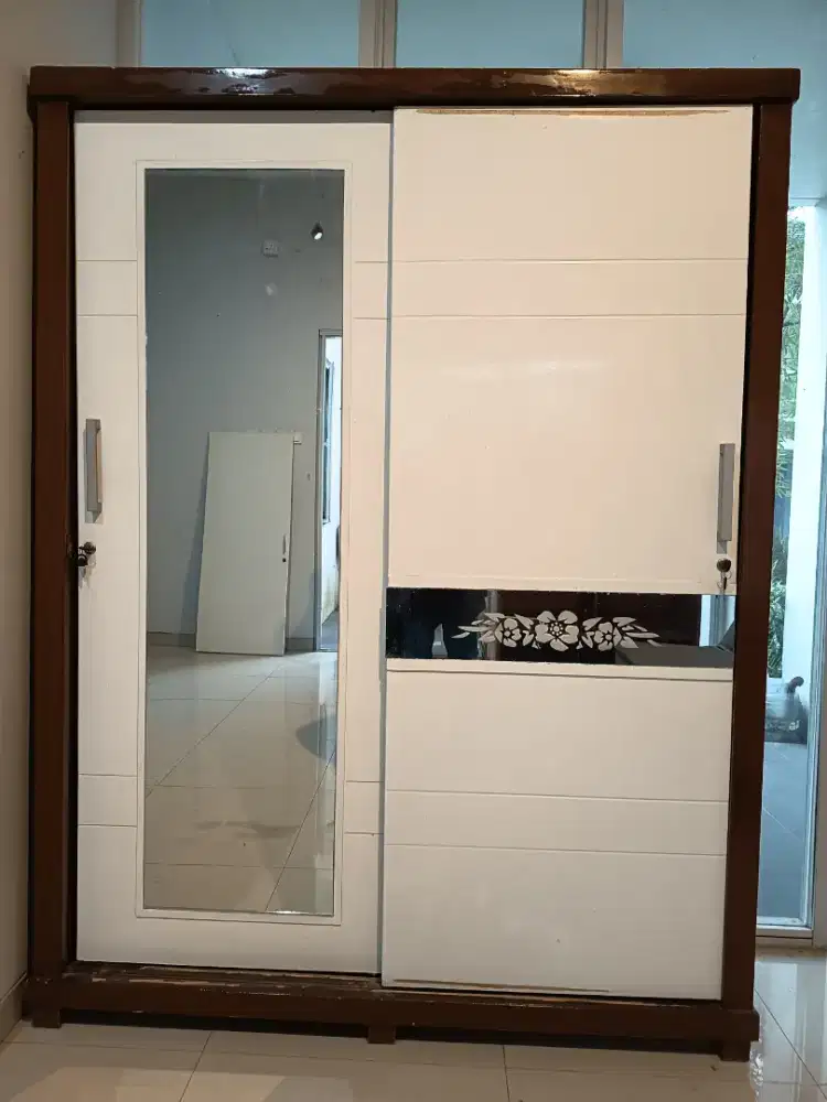 Lemari pakaian pintu sliding