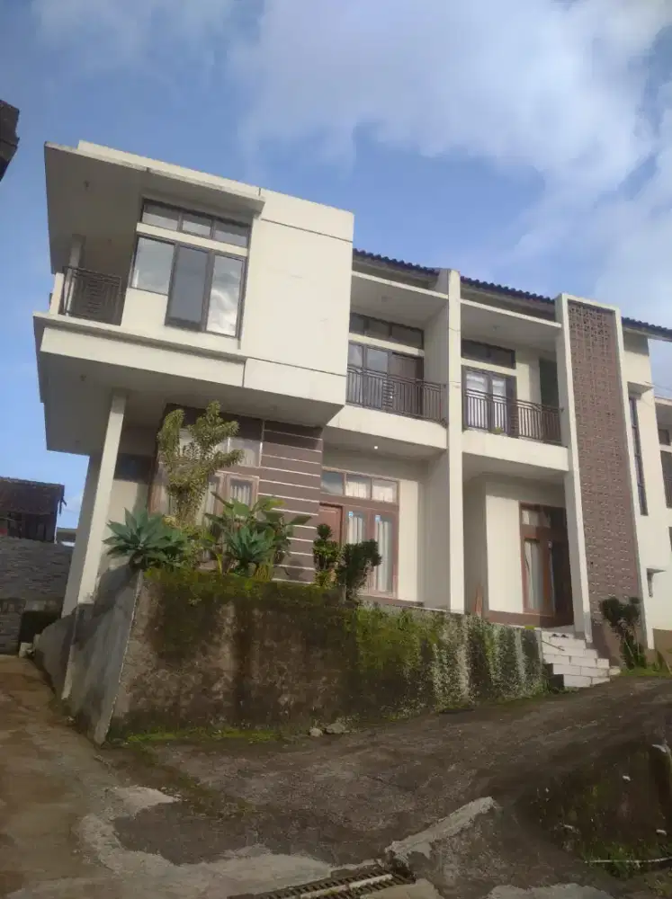 Dijual Tanah dan 2 Bangunan Rumah