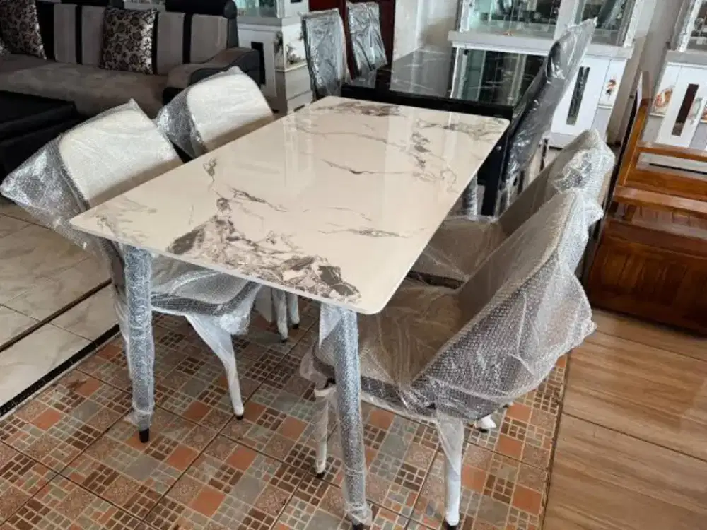 Meja makan 4 kursi bahan mar-mer kaki besi