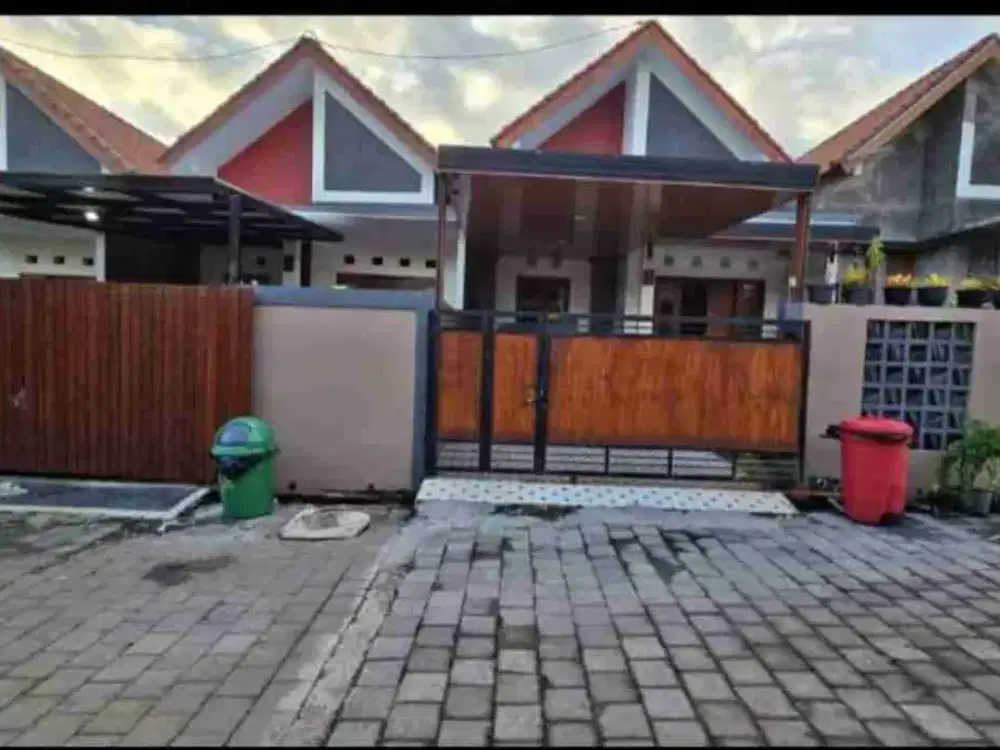 DISEWAKAN  RUMAH  MURAH  FREE AC DAN BED DI SESETAN BG