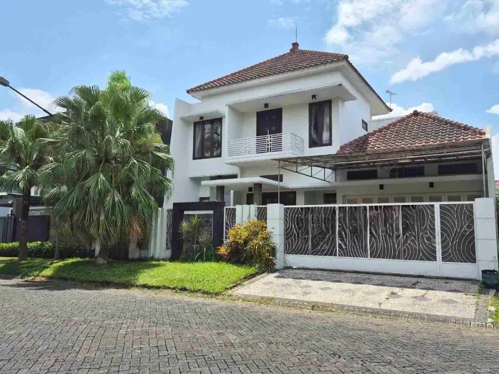 Rumah Mewah 2 Lantai di Jalan Utama Araya Golf Malang