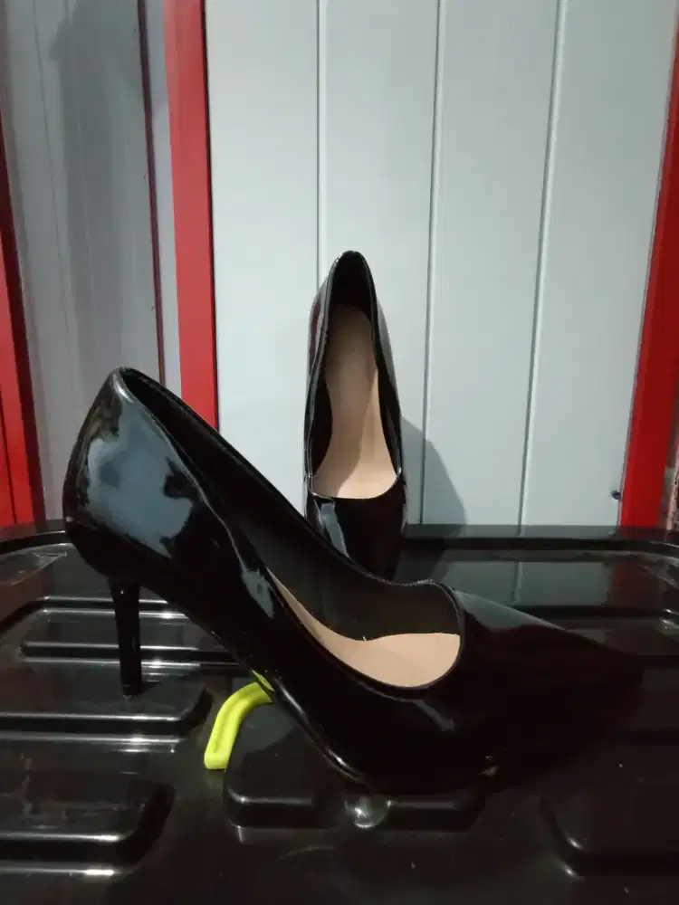 High Heels Hitam Glossy
