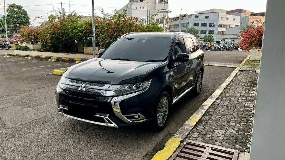 [ 4x4 ] Mitsubishi Outlander 2.4 PHEV Hybrid AWD AT 2019/2020