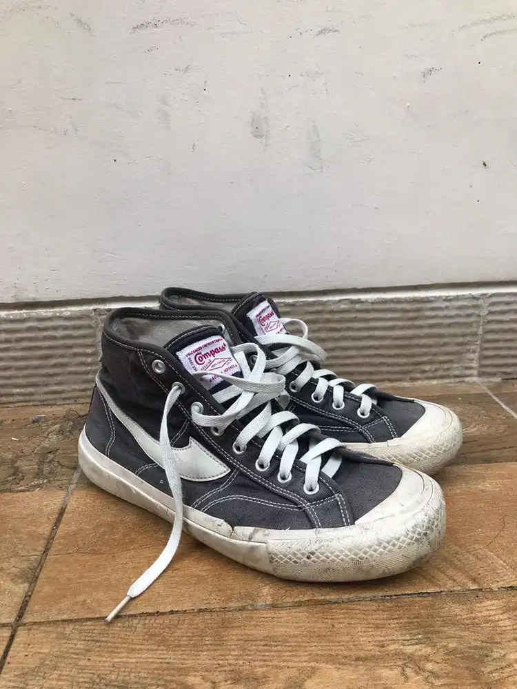 Sepatu compass hi