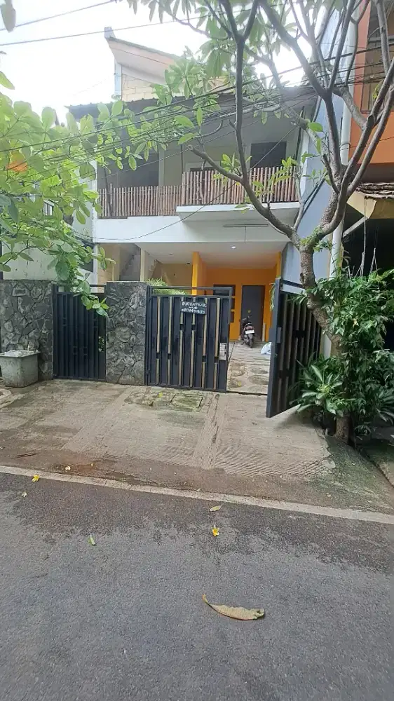 RUMAH DILINGKUNGAN ASRI DAN TEDUH
