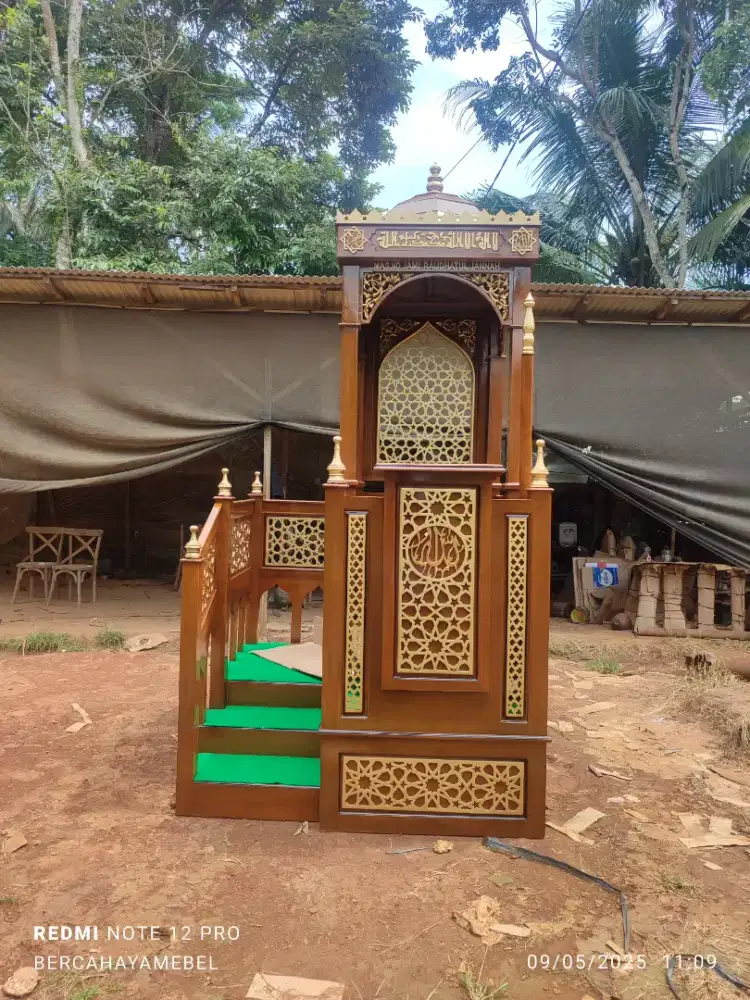Mimbar masjid kubah tangga
