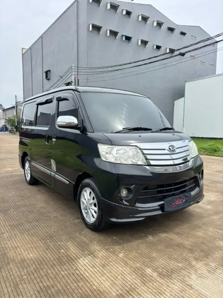 Daihatsu Luxio X matic 2018 bekas murah hitam