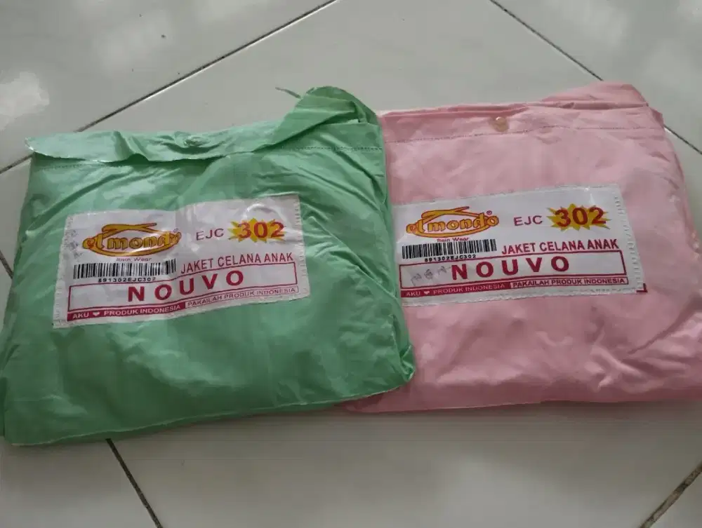Jas hujan model baju Dan celana.